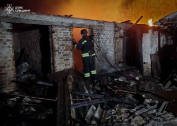 У Шосткинському районі через ворожий обстріл в житловому секторі сталося масштабне загоряння (+відео)