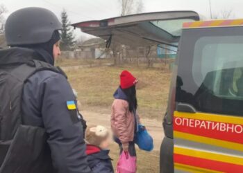 У Шосткинському районі рятувальникам вдалося евакуювати з прикордоння багатодітну родину + Відео