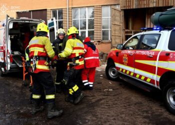 У Сумах рятувальники допомогли транспортувати травмовану людину