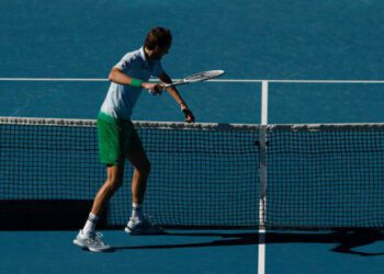 ВІДЕО. Хто його пустив? Медведєв відлупив сітку після програного сету на АО