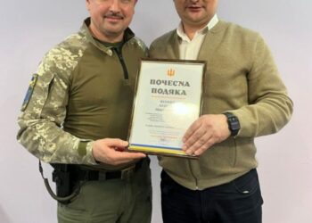 Заступник командувача Сухопутних військ Збройних Сил України генерал-майор Олександр Нестеренко вручив почесні подяки очільникам громад Конотопщини