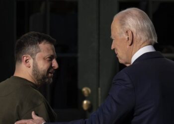 Зеленський поговорив з Байденом про пожежі в Каліфорнії та санкції США