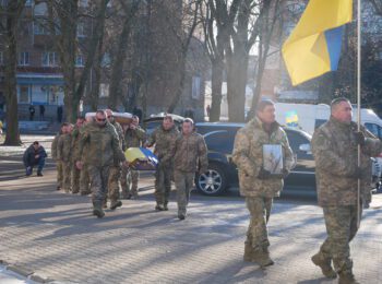 ЖОРСТОКА ВІЙНА ЗАБИРАЄ НАЙКРАЩИХ: РОМЕНСЬКА ГРОМАДА ПОПРОЩАЛАСЯ ІЗ ЗАХИСНИКОМ УКРАЇНИ – СЕРГІЄМ НІКОЛАЙЧУКОМ…