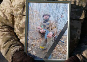 ЖОРСТОКА ВІЙНА ЗАБИРАЄ НАЙКРАЩИХ: РОМЕНСЬКА ГРОМАДА ПОПРОЩАЛАСЯ ІЗ ЗАХИСНИКОМ УКРАЇНИ – СЕРГІЄМ НІКОЛАЙЧУКОМ…