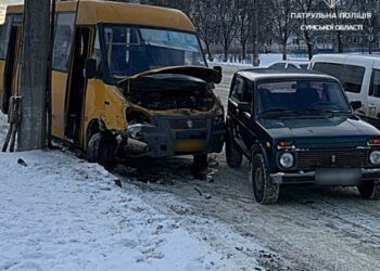 У Сумах маршрутчик врізався у ВАЗ та електроопору