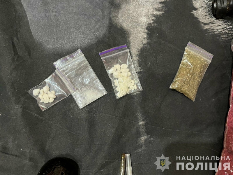 Поліція викрила сум’янина, який незаконно зберігав зброю та речовини, схожі на наркотичні