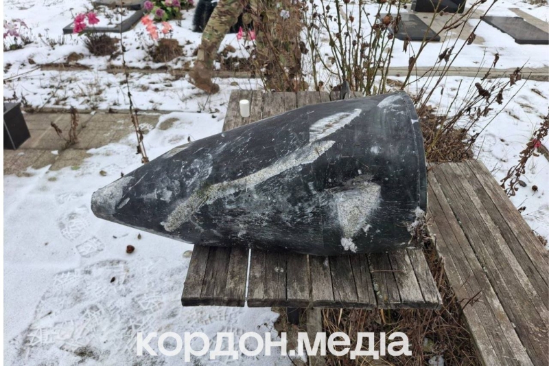 У Сумах російський безпілотник пошкодив могили на одному з кладовищ