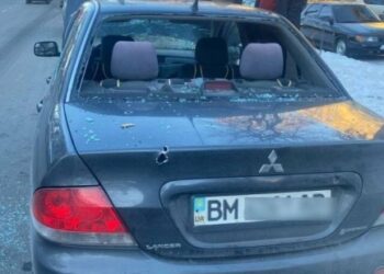 Окупанти атакували безпілотником цивільне авто у Сумах: загинув водій, пасажир отримав поранення