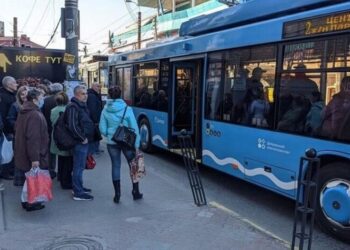 В Україні можуть дозволити рух транспорту під час повітряних тривог