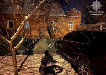 У Сумах пʼяний водій Volkswagen врізався в паркан приватного будинку
