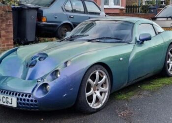 Рідкісний британський спорткар 2000-х роками стоїть покинутим на вулиці (ФОТО)