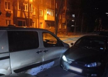 У Сумах пʼяний водій врізався в припарковане авто