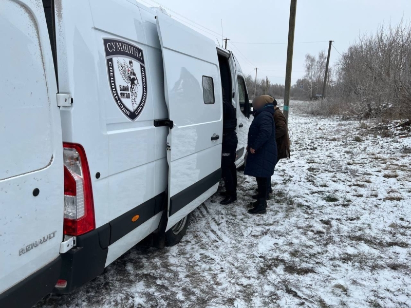 Янголи добра: спецпідрозділ поліції евакуював подружжя з прикордоння Сумщини