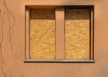 Зранку працюватиме точка видачі будматеріалів для закриття вибитих вікон