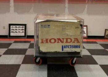 Незвичний мотоцикл Honda у заводській коробці продали за $200 000 (ФОТО)