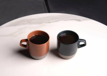 Як впливає матеріал, колір та форма посуду на смак кави