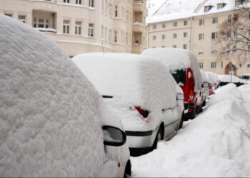 Небезпечні місця, де категорично не можна паркувати автомобіль взимку