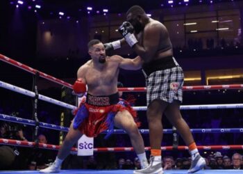 Леннокс Льюїс оцінив перемогу Паркера в бою з Баколе