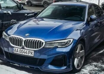 Розвиває 300 км/год: у Києві помітили рідкісний заряджений седан BMW (ФОТО)