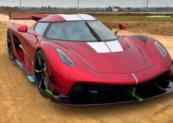 Майстри перетворили стару Toyota 90-х на яскравий суперкар (ВІДЕО)