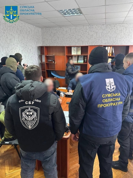 З підприємця Сумщини вимагали 2000 доларів та щомісячну данину