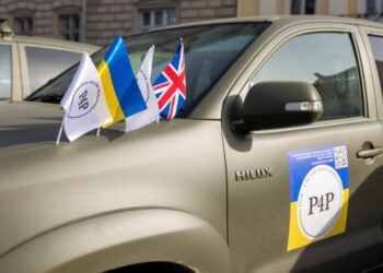 Британці передали українським військовим партію позашляховиків (ФОТО)