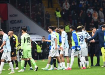 Адана Демірспор отримав технічну поразку за відхід з поля в матчі з Галатасараєм