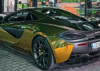 В Україні засвітився повністю золотий суперкар McLaren (ФОТО)