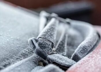 Названо 3 способи, як позбутися налипання снігу на щітках склоочисника під час руху