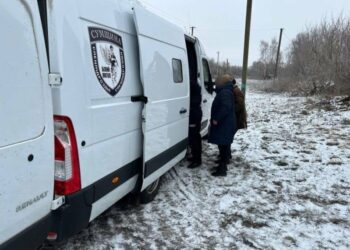 Янголи добра: спецпідрозділ поліції евакуював подружжя з прикордоння Сумщини