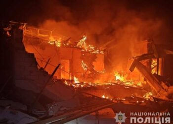 У Сумах ворожий «шахед» поцілив в будинок: зайнялася пожежа