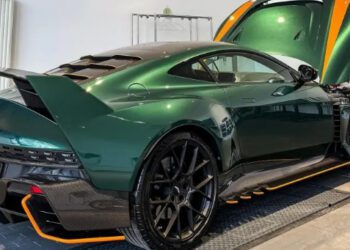 В Україну привезли рідкісний суперкар Aston Martin за 112 млн грн (ФОТО)
