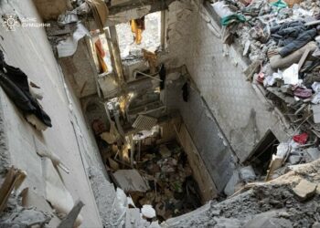 “Нічого нема. Тільки газ є”. У Сумах розбирають завали багатоповерхівки після удару рф