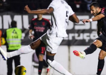 Бенфіка з Трубіним у результативному матчі обіграла Ештрелу в гостях