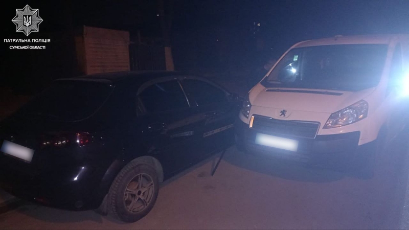 У Сумах пʼяний водій врізався в припарковане авто