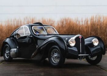 Незвична дитяча машинка пішла з молотка за ціною справжнього Porsche Cayenne (ФОТО)