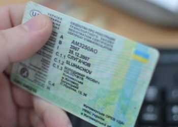 Чи можна керувати автомобілем в Україні з простроченими правами: важливий нюанс для водіїв