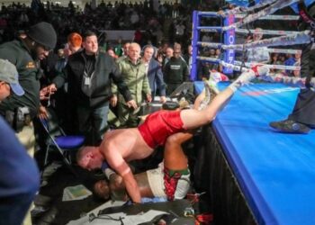 Бій суперважковаговиків завершився дискваліфікацією: обоє вилетіли з рингу