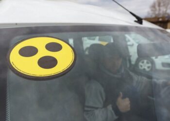 Жовте коло з трьома крапками: що означає цей знак для автомобілістів