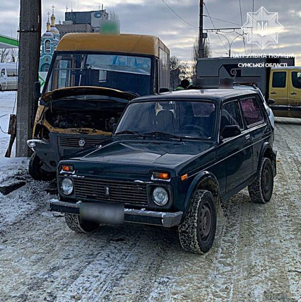 У Сумах маршрутчик врізався у ВАЗ та електроопору