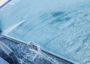 Простий лайфхак дозволить вберегти скло авто і двірники від обмерзання (ВІДЕО)