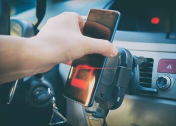 Чому не можна кріпити смартфон по центру приладової панелі автомобіля