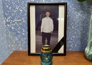 Денис Журба приїхав у Суми на два дні провідати батьків і потрапив під російський обстріл: у Сумах в останню путь провели юнака