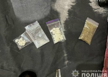 Поліція викрила сум’янина, який незаконно зберігав зброю та речовини, схожі на наркотичні