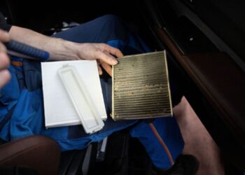 Запотівають вікна, погано пахне в машині: як усунути проблему за хвилину