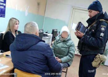 До сервісного центру МВС у Конотопі викликали поліцію через автомобіль у розшуку