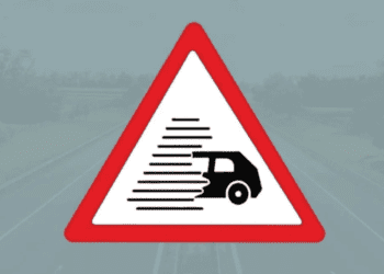 Новий дорожній знак з половиною авто: що він означає