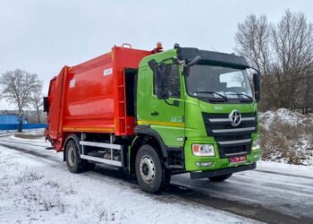 Український завод випустив ще один сміттєвоз із заднім завантаженням (ФОТО)