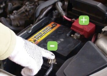 Яку клему першою знімати з акумулятора, щоб зберегти електроніку у машині