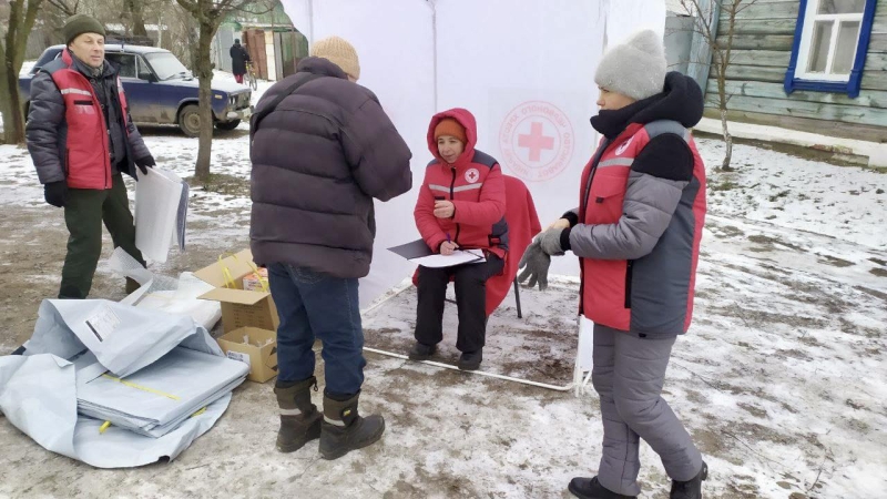 Фотофакт! Працівники Червоного Хреста допомагають постраждалим шосткинцям після удару